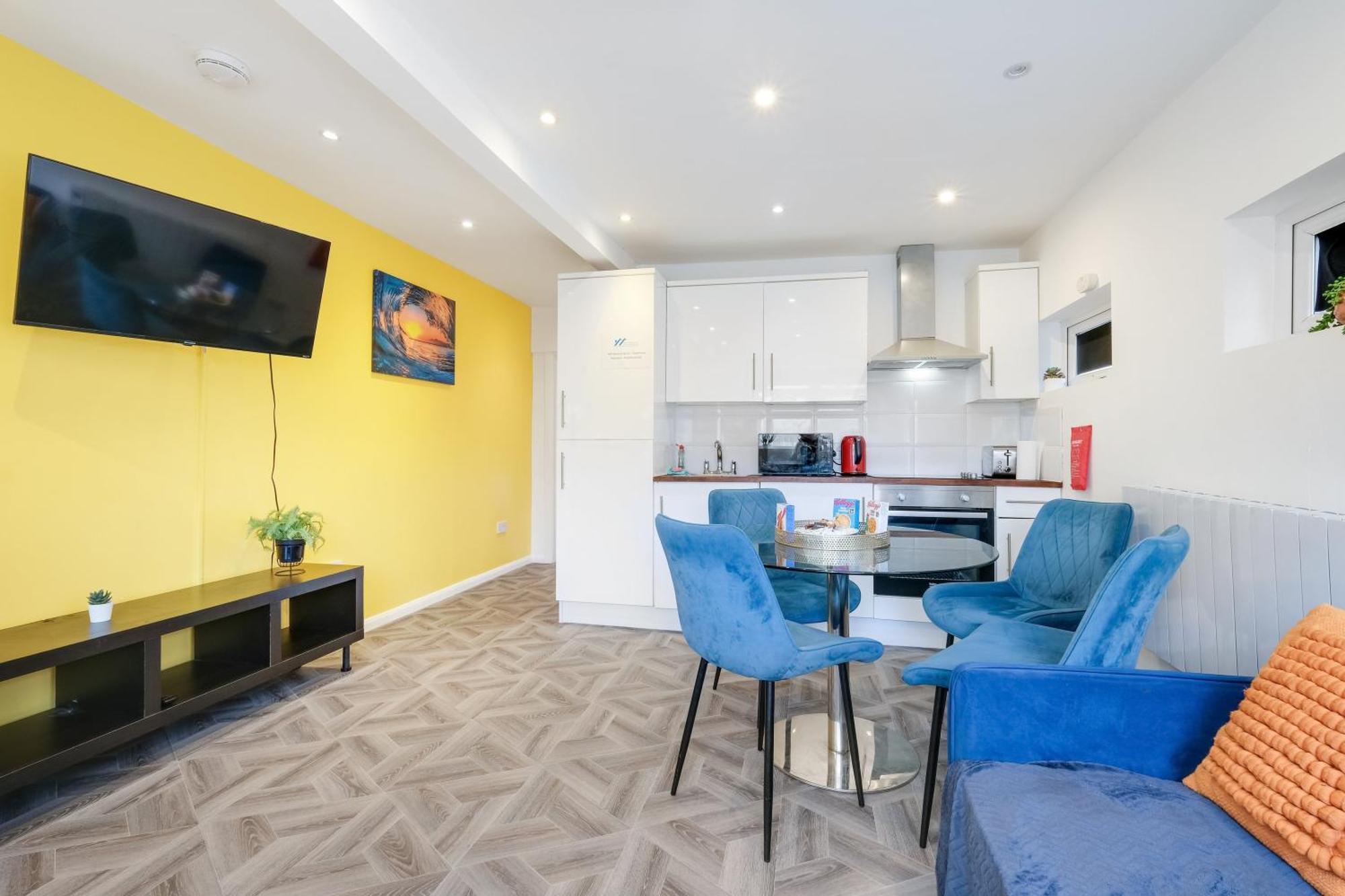 Kings House Hayes, West London A * Northolt (Greater London)